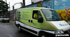 Van do projeto Recicle Mais, Pague Menos da AES Eletropaulo durante campanha ativada pelo Grupo Four Midia