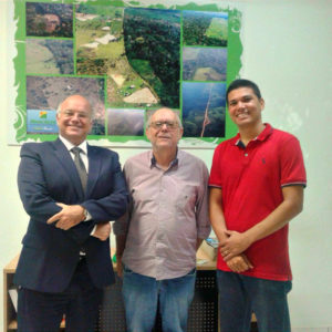 Na foto, o Advogado Marco Antônio Palácio Dantas, idealizador do Projeto Arborizando, ao lado do atual Secretário do Meio Ambiente, Edgar de Deus e do chefe da divisão de arborização, Luiz Fernando, num flagrante da visita realizada para o fechamento da parceria com a entidade municipal