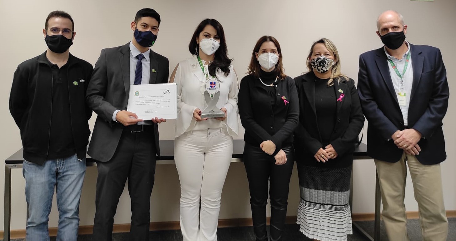 Biomédicos da Unimed Laboratório recebem homenagem pela atuação durante a pandemia