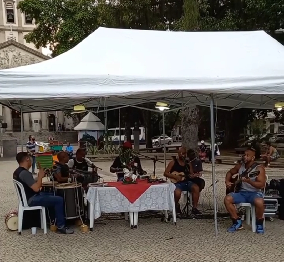 Natal solidário do Point Feiras e Eventos e Roda de Samba- Samba do Machado seguem com arrecadação de brinquedos para a Associação Arte Salva Vidas