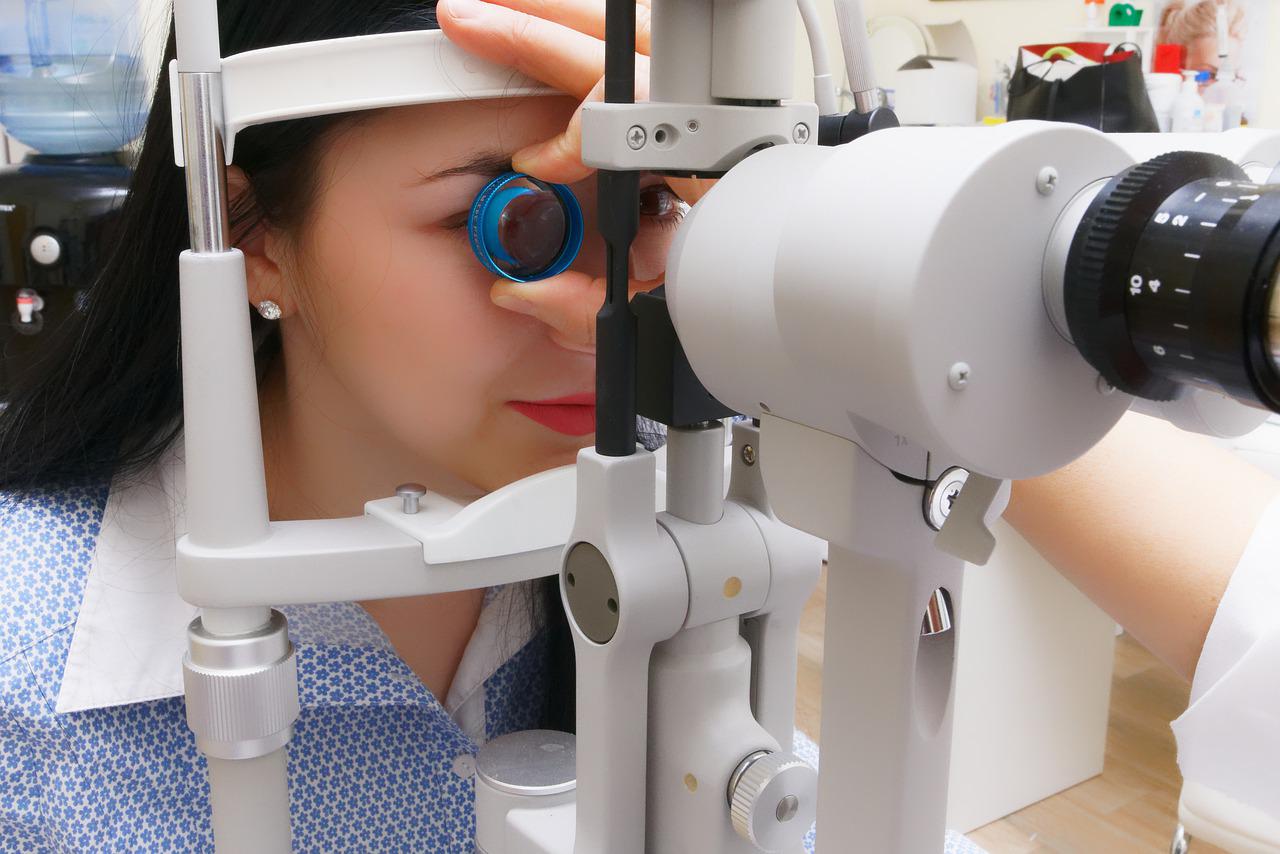 Médicos fazem exames para detecção do glaucoma em Shopping