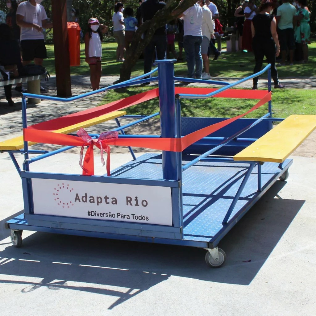 Praça dos Sonhos, em Costa Barros, é reinaugurada com brinquedos adaptados para crianças portadoras de necessidades especiais