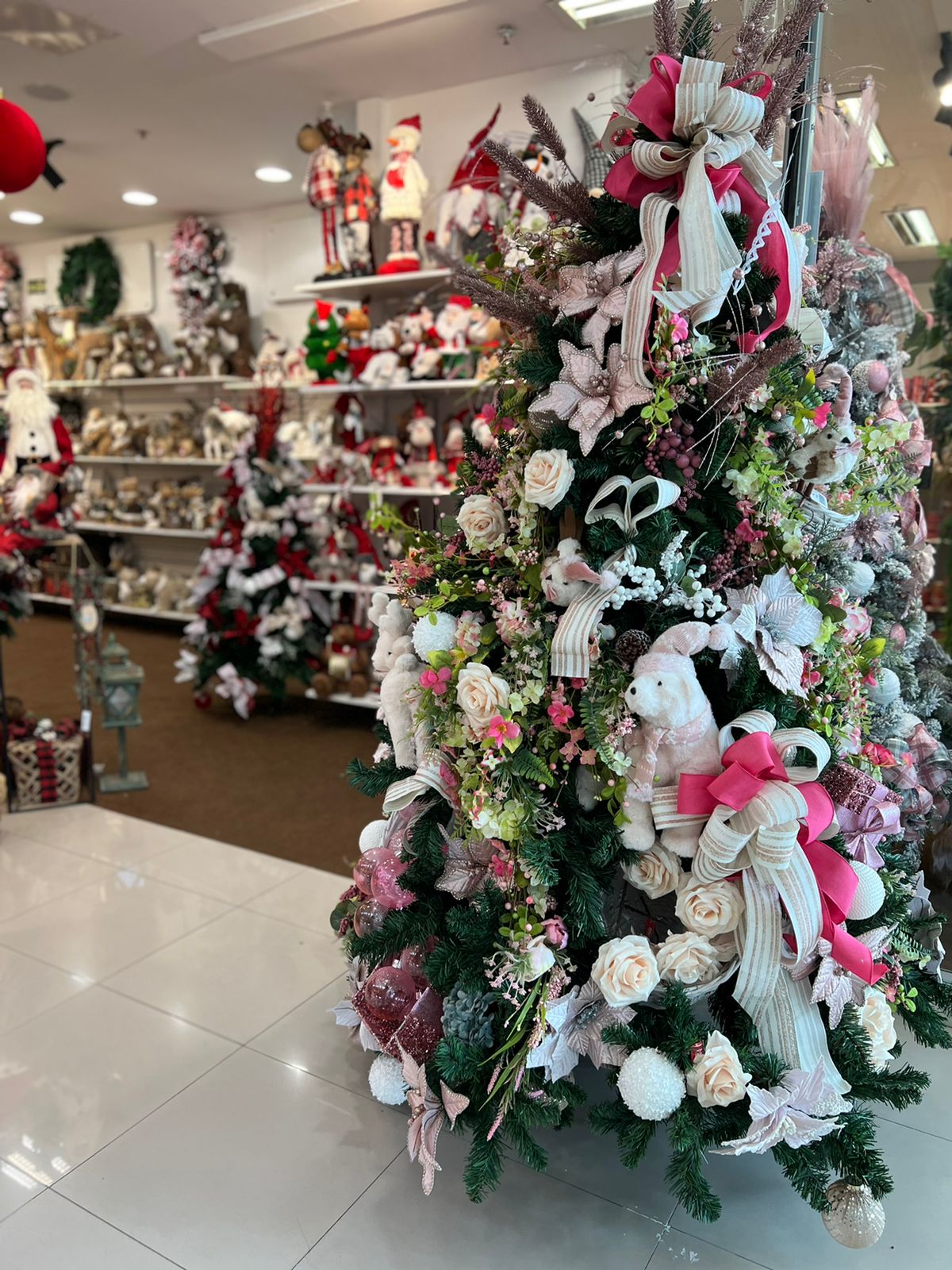 Loja com mais de 1300 itens natalinos acaba de ser inaugurada em Curitiba -  Direito & Negócios