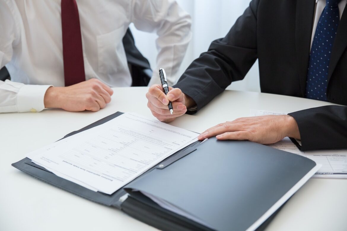 Qual é a diferença entre um contrato e uma nota promissória?