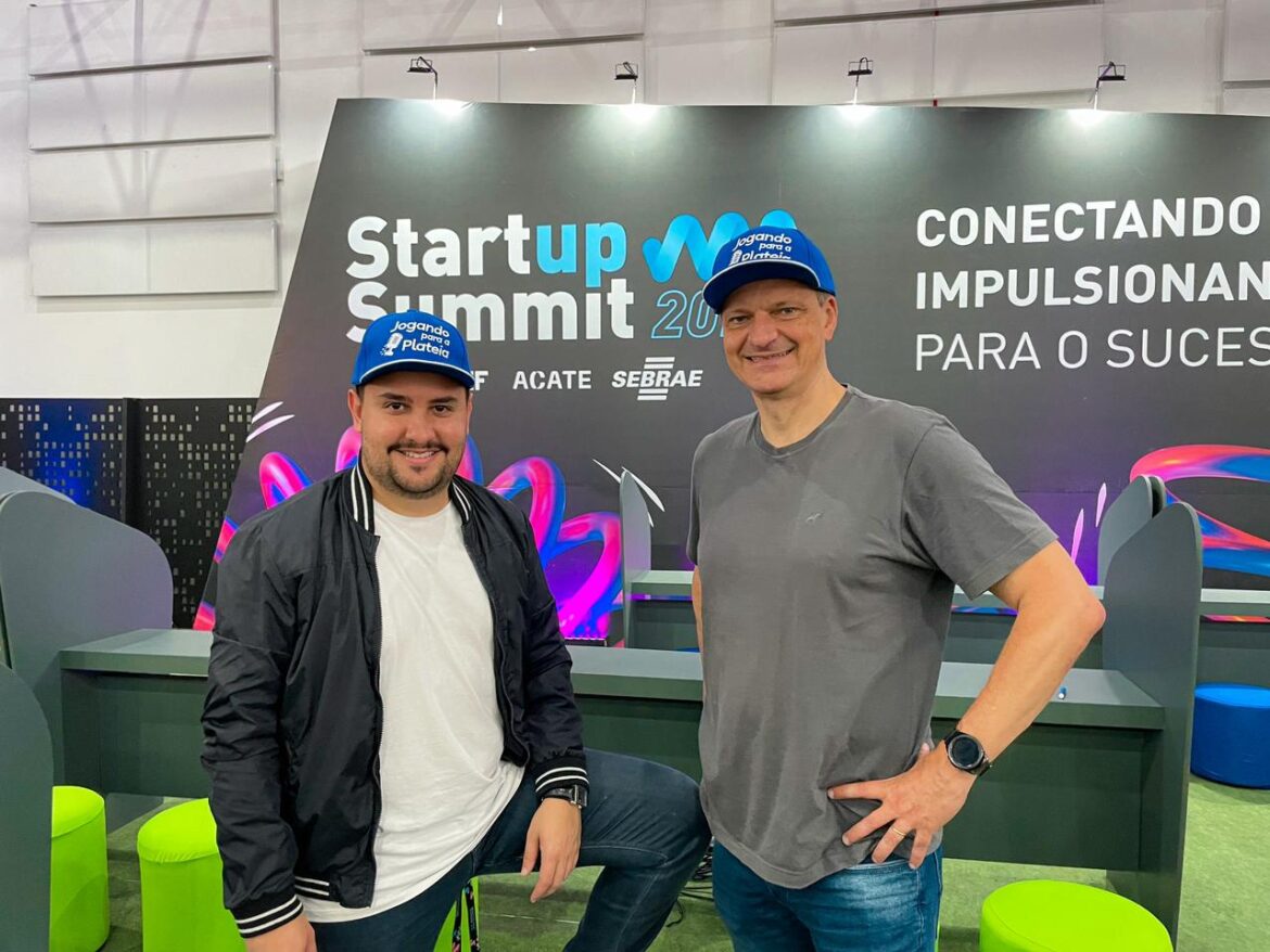 Podcast “Jogando para a Plateia” estará no Startup Summit para contar histórias de empreendedores