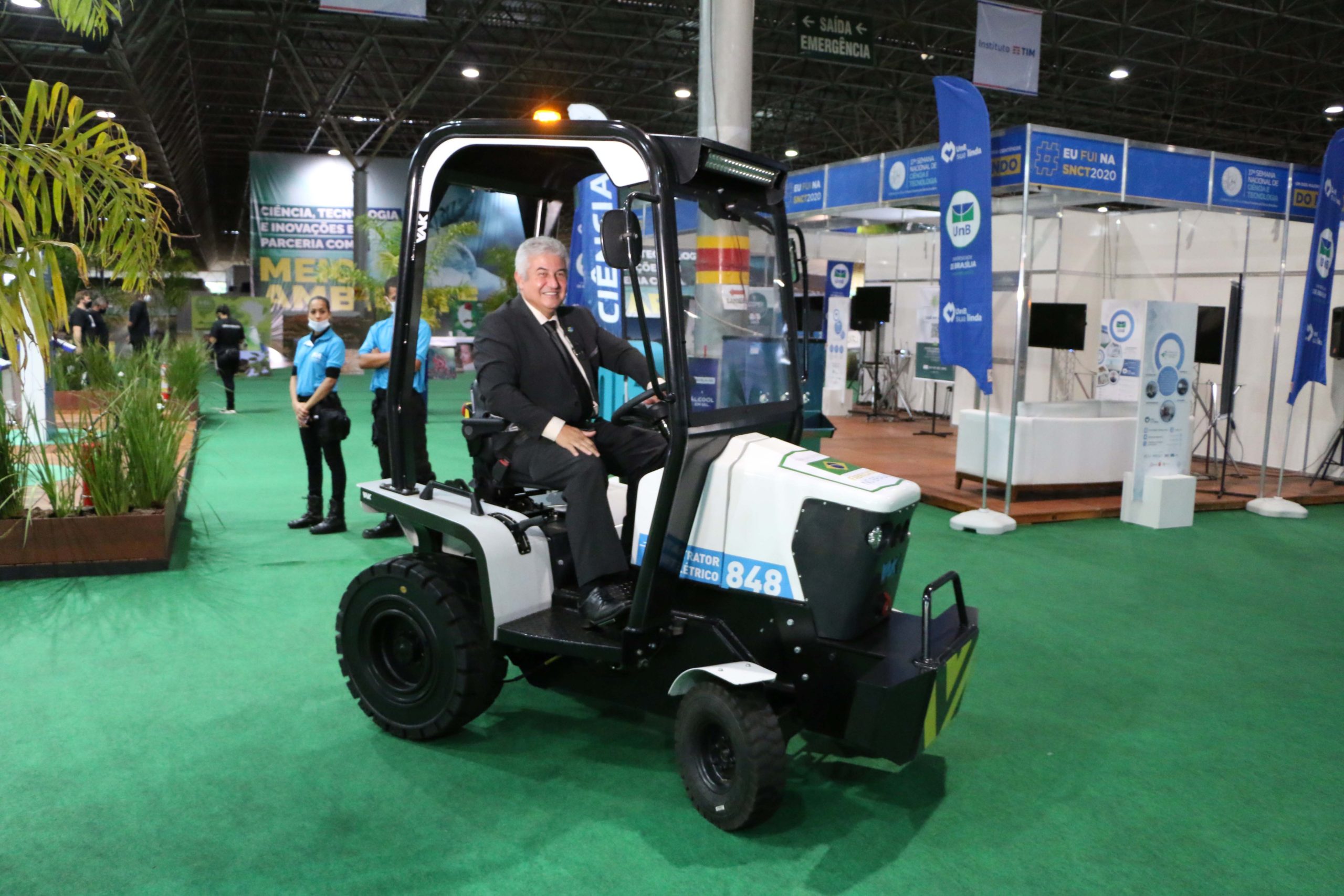 Ministro Marcos Pontes faz test drive em trator elétrico catarinense