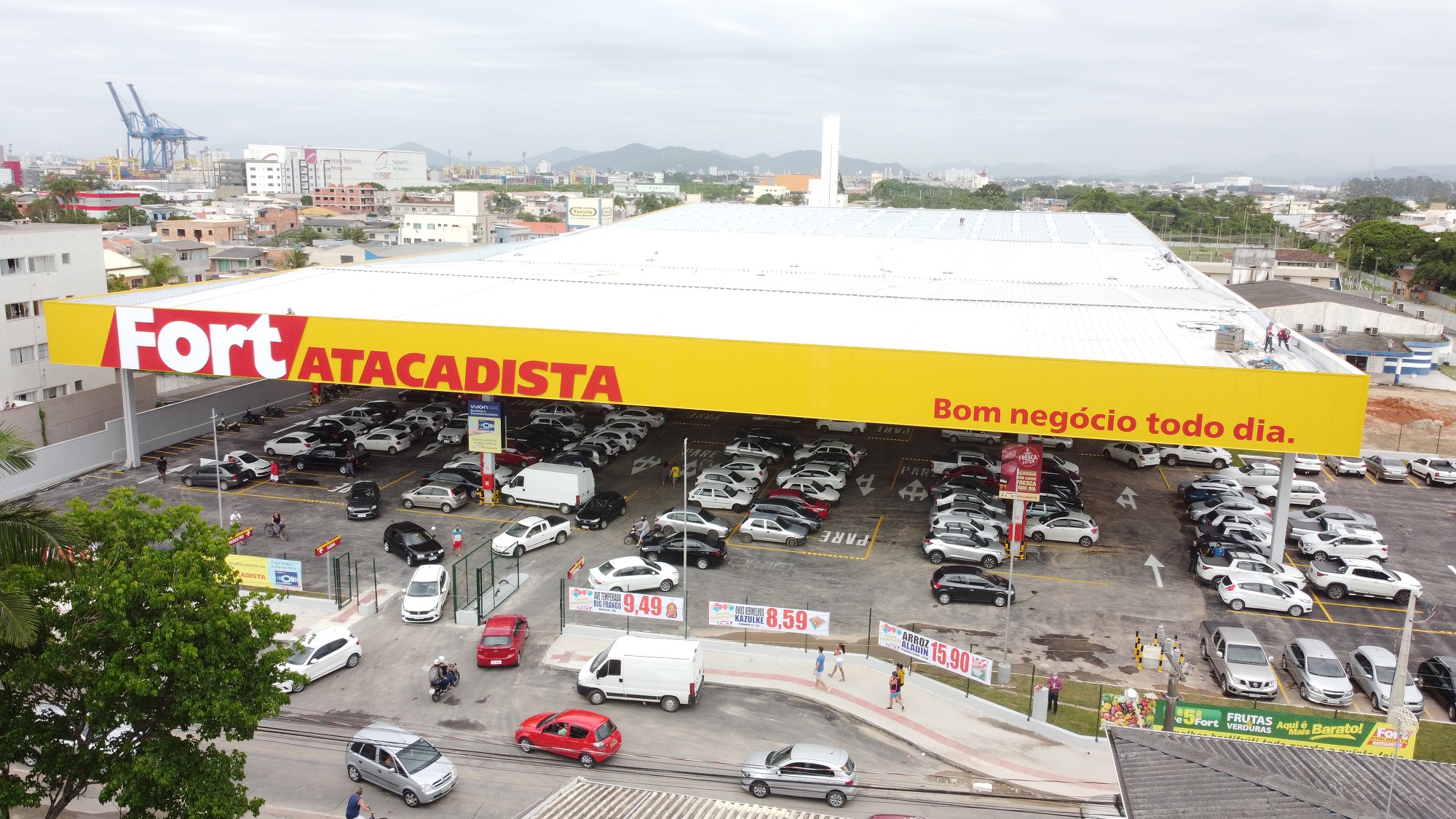 Fort inaugura em Navegantes com ofertas e ações de responsabilidade social