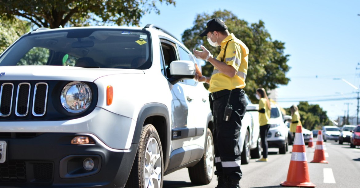 Maio Amarelo: CMTU e GM orientam condutores no estacionamento do Catuaí Shopping