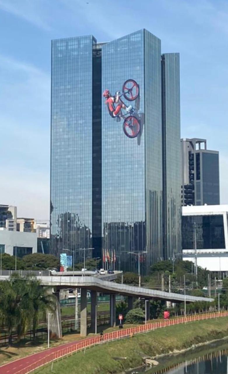 Santander adesiva prédio com ciclismo