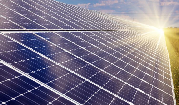Manutenção de placas solares deve entrar na conta de quem planeja aderir ao sistema