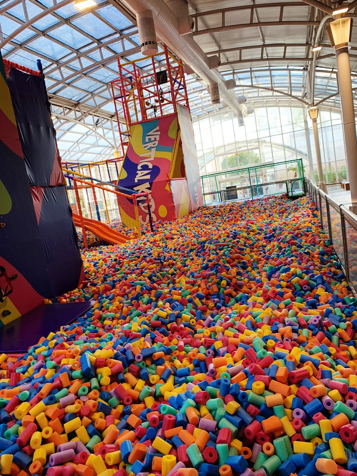 Shopping Estação recebe atração infantil com mais de 400 mil espumas geométricas
