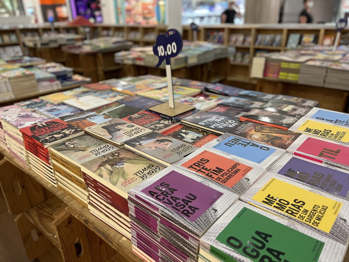 Feira do Livro segue até início de abril, no Shopping Curitiba, com preços a partir de R$ 7