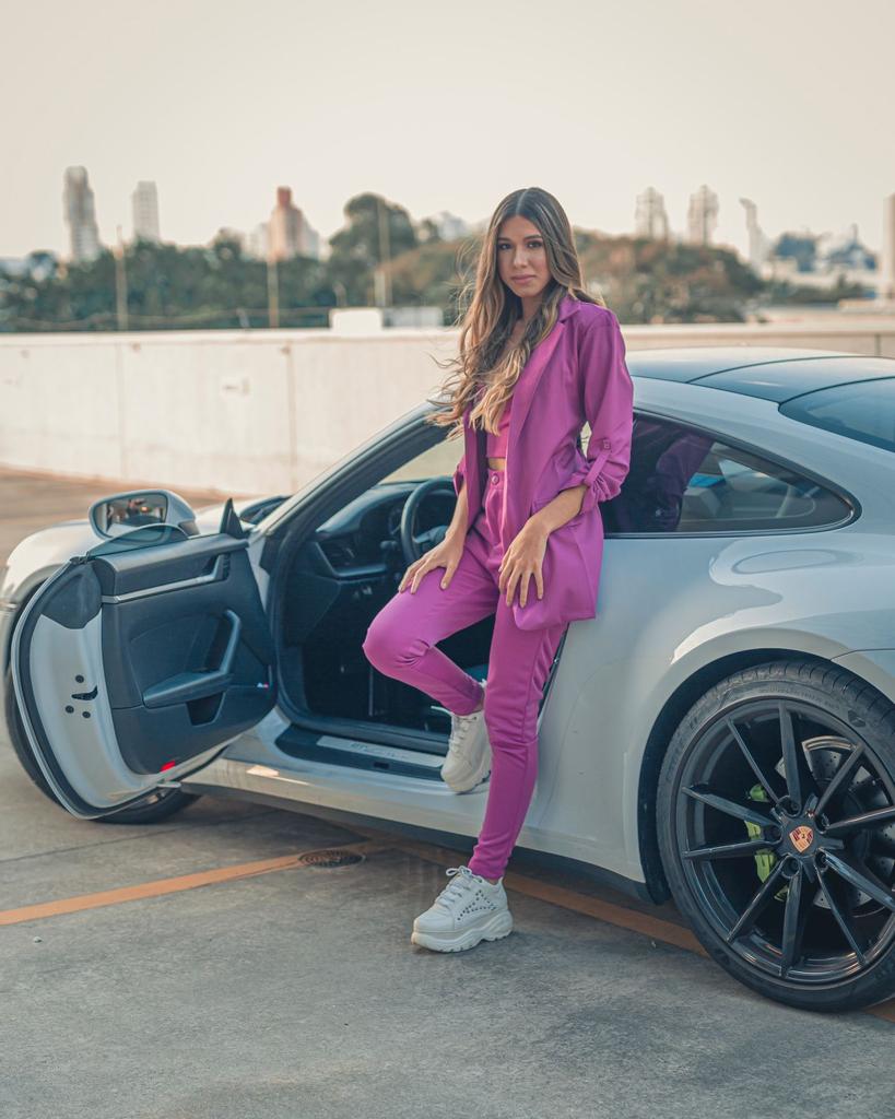 Thays Assis descomplica o mundo dos investimentos nas redes sociais