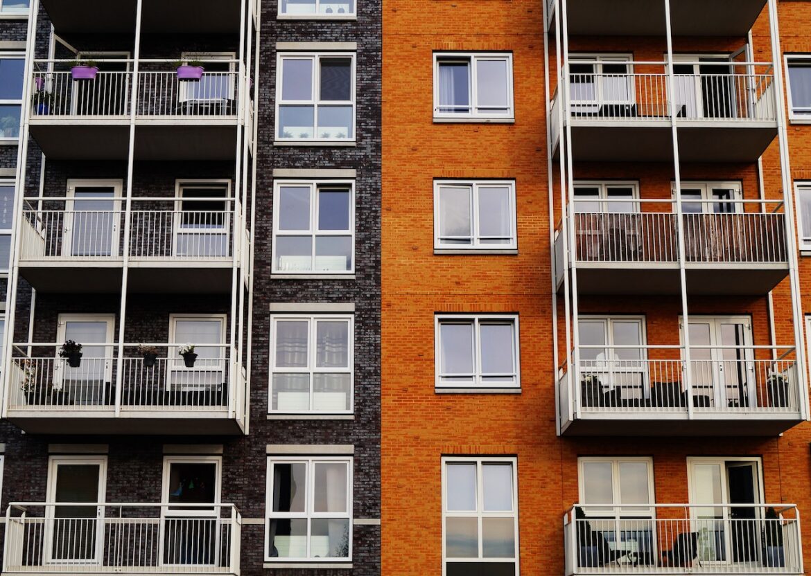 Quais são os deveres do inquilino em um prédio residencial?