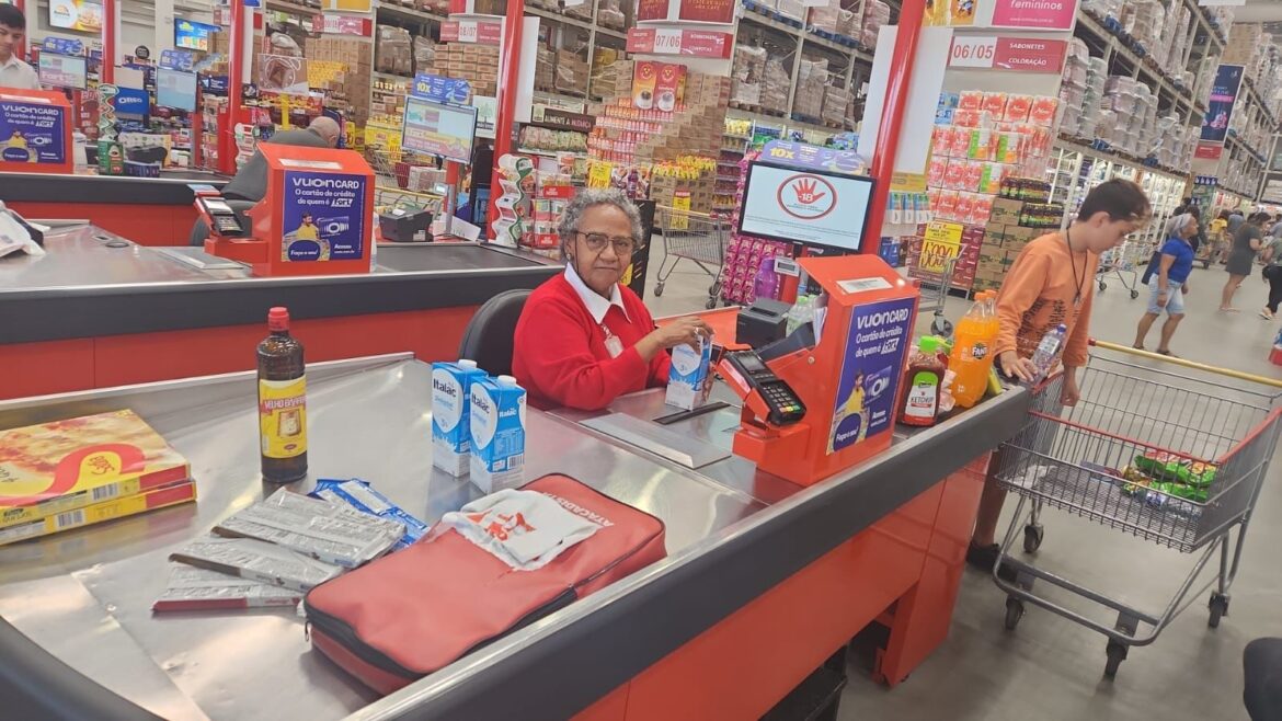 Grupo Pereira, dono do Fort Atacadista, realiza campanha para contratação exclusiva de pessoas 50+