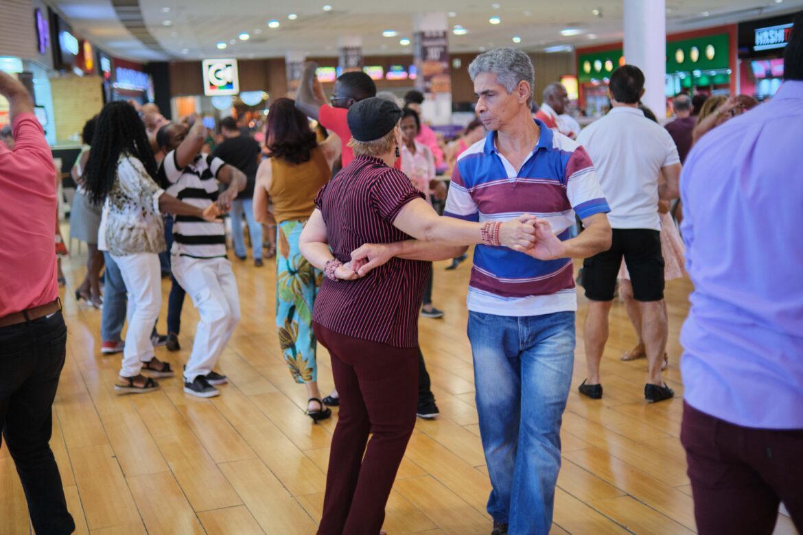 Segunda é dia de baile dançante no Caxias Shopping