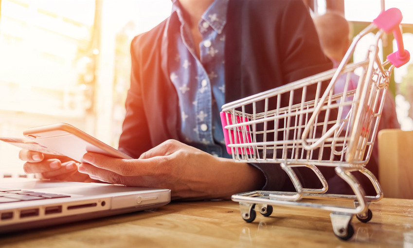 71% dos brasileiros compram mais pela internet do que em lojas físicas, aponta estudo