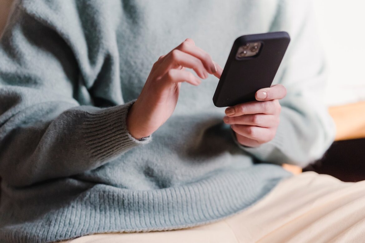 Quais benefícios devo analisar antes de abrir uma conta digital