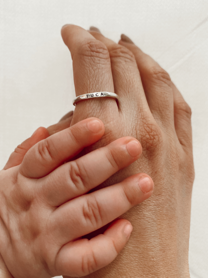 Laços de Amor Gravados: Um Anel de Prata Personalizado 925 para Celebrar o Amor com Nome e Data de Nascimento