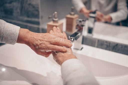 Idosos precisam de atenção especial com a higiene