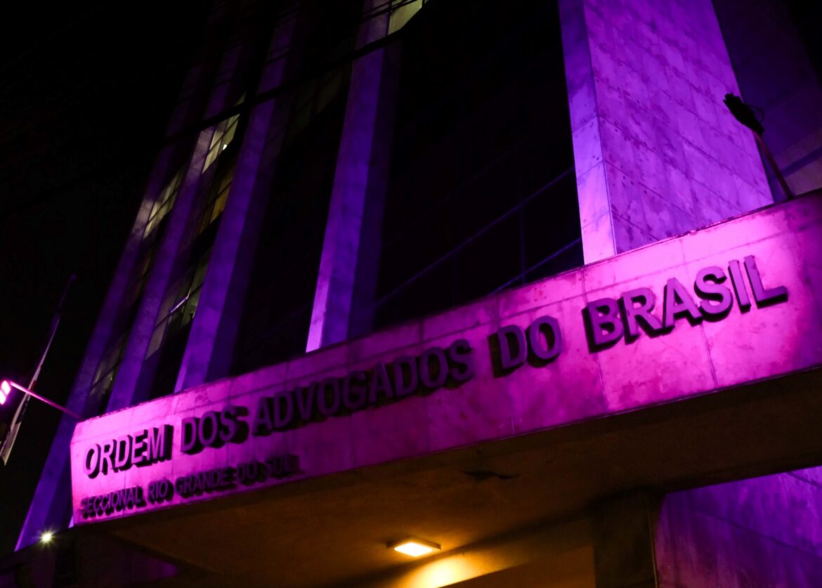 Prédio da OAB/RSestá iluminado em alusão ao Setembro Roxo