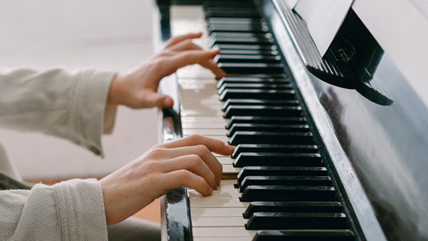Top 5 Benefícios para o Cérebro ao Tocar Piano