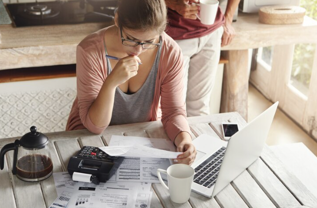 Qual é a diferença entre juros abusivos e taxas abusivas em financiamento veicular?