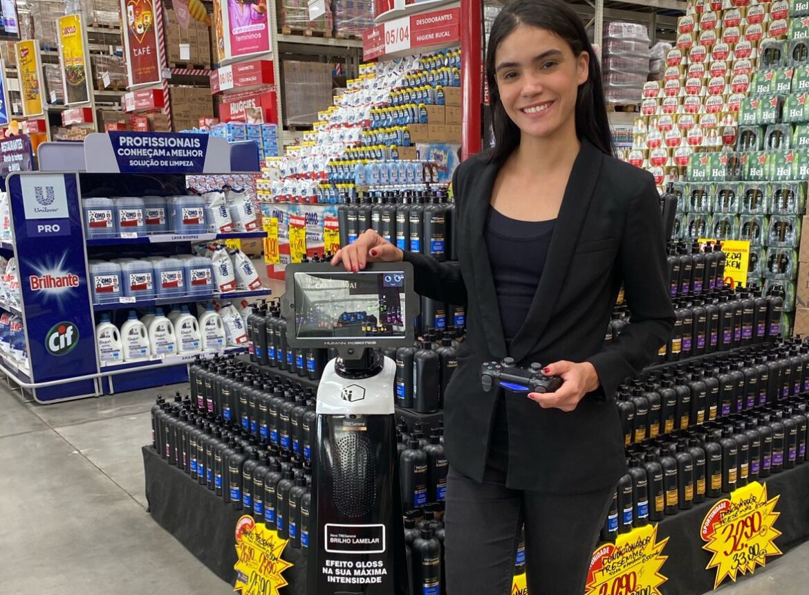 Robô “humanizado” interage com clientes em supermercado