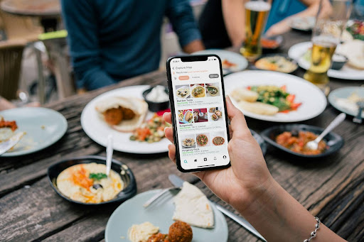 Presença online transforma a experiência do consumidor em bares e restaurantes