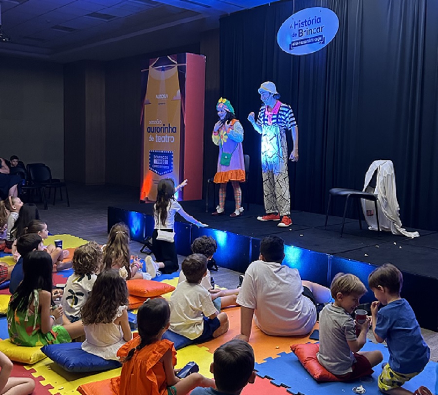 Mãe e filho em uma divertida sessão de teatro é bom programa para o dia 12