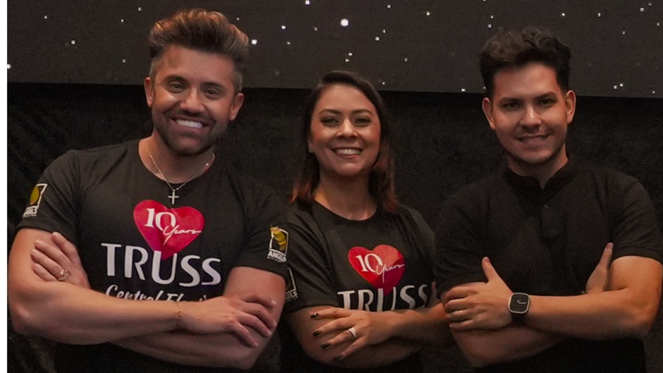 Karina Ale lidera evento histórico de cabeleireiros em Orlando com recorde de participantes
