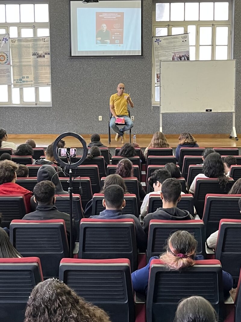Livro Bullying, de Mar’Junior, é tema de palestras no Brasil