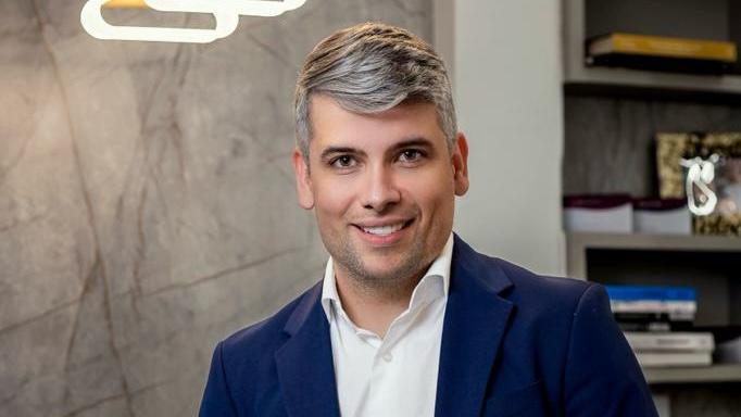 Dr. Kleyton Valverde: O Cirurgião Bucomaxilofacial que Está Escrevendo a Nova História da Odontologia Estética no Brasil