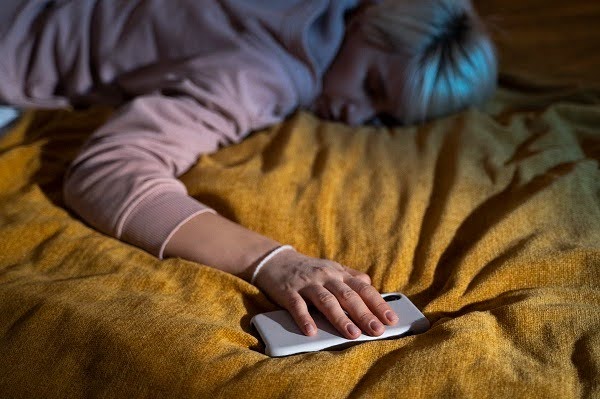 Após casos de mortes, Apple pede para não dormir perto do celular durante carregamento